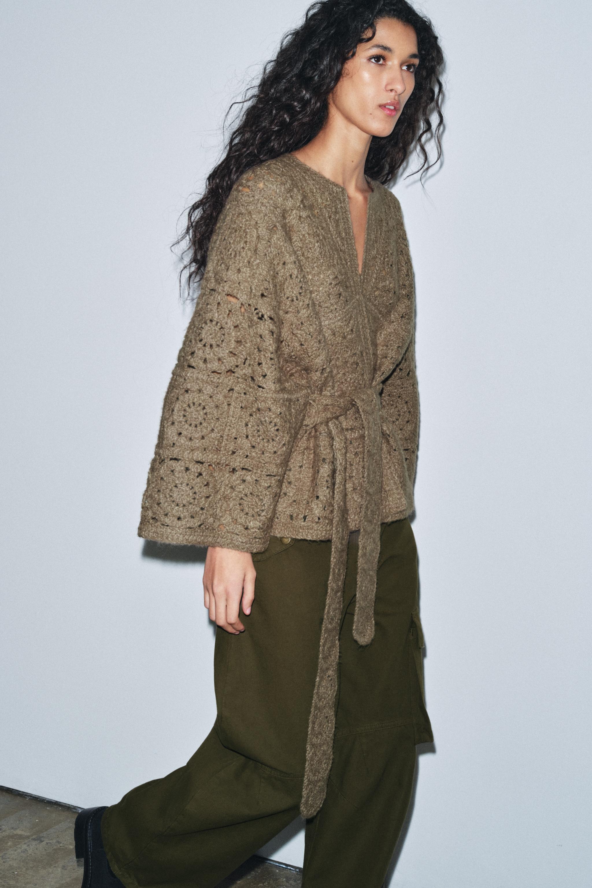 GILET EN MAILLE AVEC CEINTURE